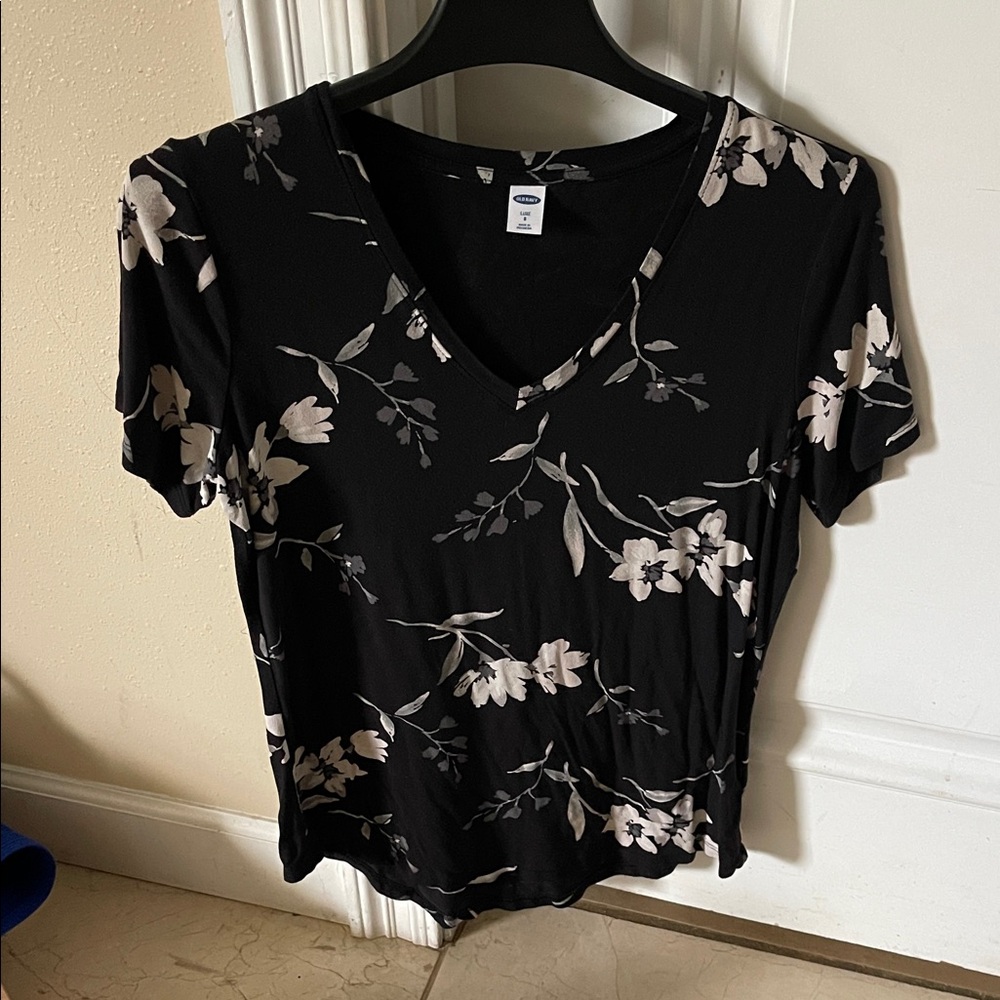 Old Navy Black and Cream Floral Short Sleeve Tee